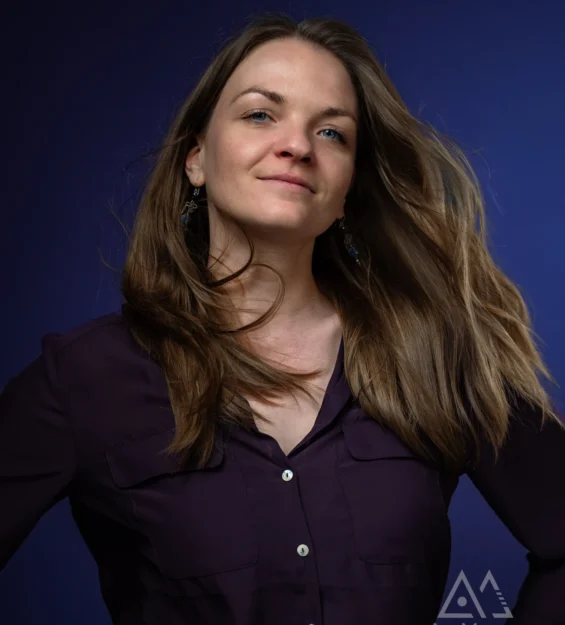 Künstlerisches Frauenportrait im Modell-Fotografie-Style, aufgenommen während eines Fashion-Shootings mit flatternden Haaren, ideal für Personal Branding und kreative Portfolios.