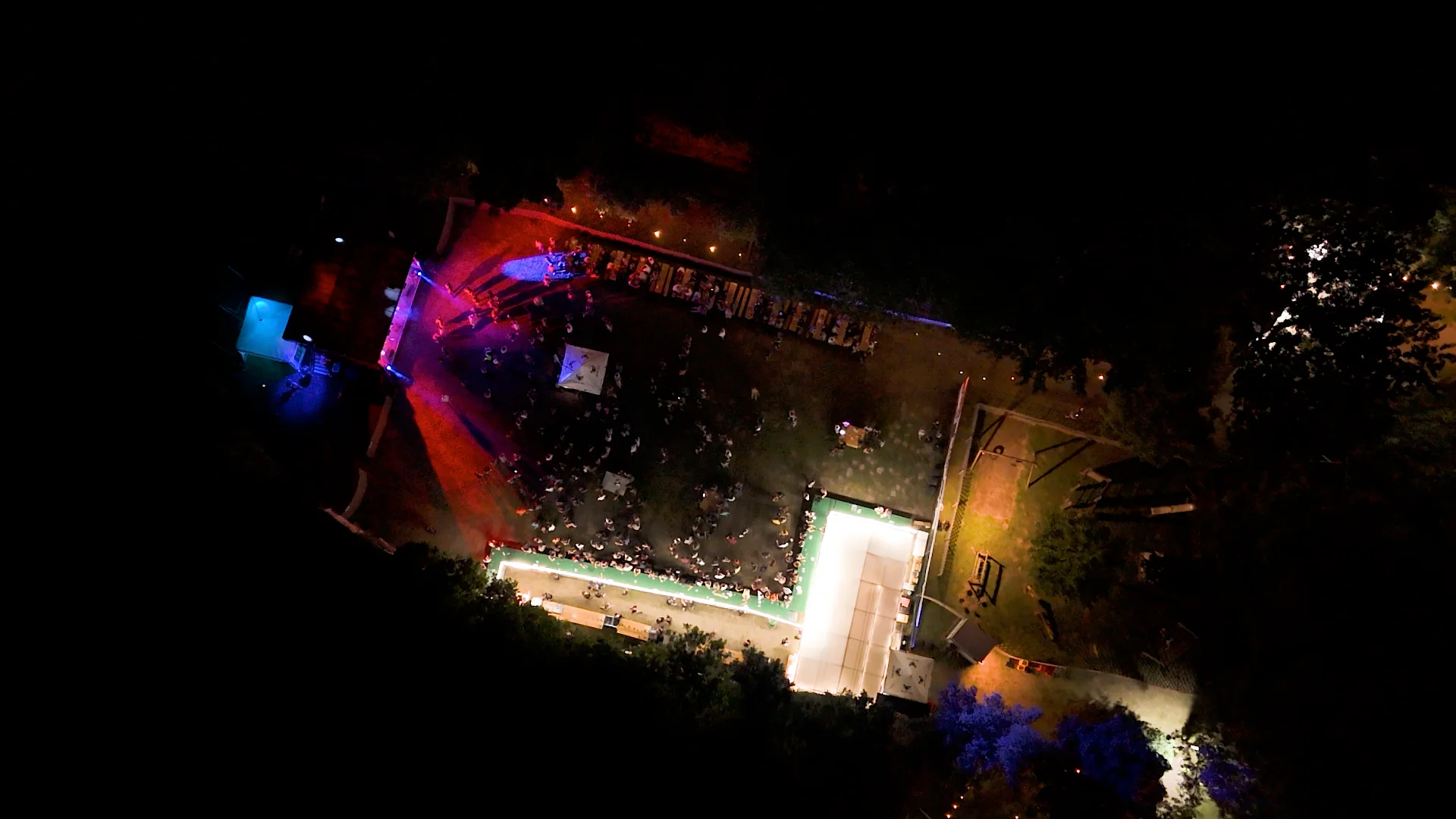 Cinematische Drohnenaufnahme eines beleuchteten Outdoor-Events bei Nacht – Luftbilder für Imagefilme, Werbung und Immobilienmarketing von ArsMotion