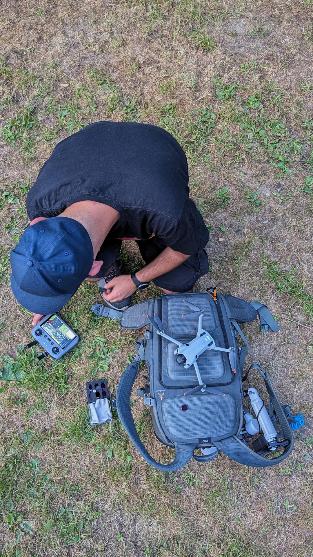 Drohnen-Operator Arsen Stepanian bereitet die Technik für einen professionellen Flug vor – Planung und Flugvorbereitung für Tourismus- und Event-Videos bei ArsMotion