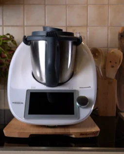 Thermomix - TM6 Produkt Foto von der Frontansicht in einer schönen Küche. Produziert für Thermikitchen.