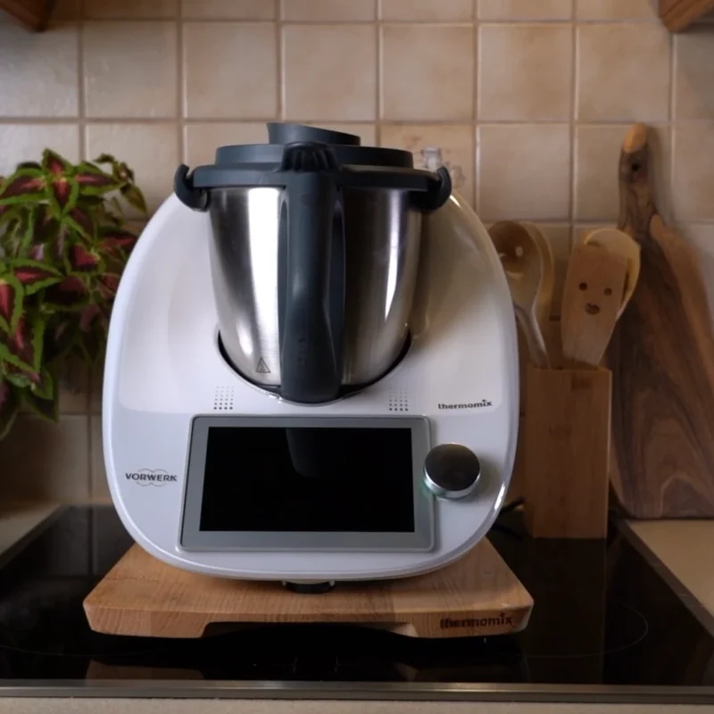 Thermomix-TM6 Foto Thermomix - TM6 Produkt Foto von der Frontansicht in einer schönen Küche. Produziert für Thermikitchen.