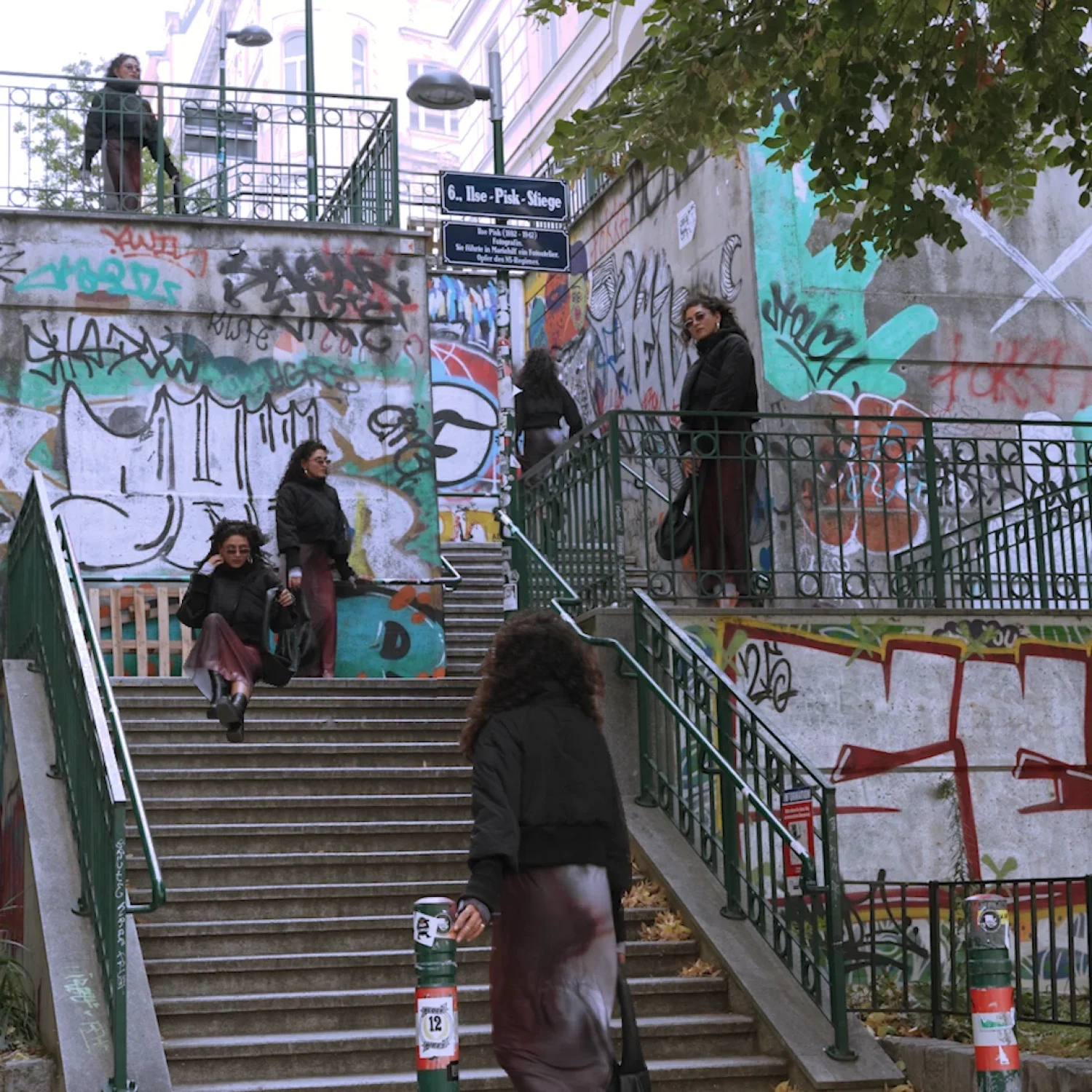Kreative Weitwinkel Cloneshot -Aufnahme einer Wiener Stiege mit Graffiti für die Laura Gruener Fashion Kampagne