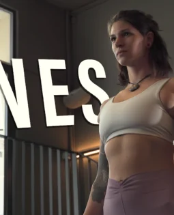 Video Thumbnail für den Ines Gruber Cinematic Portrait Film aufgenommen im Zone.Fit 1010 Wien mit Play Button Overlay und Titeltext Der innere Dialog