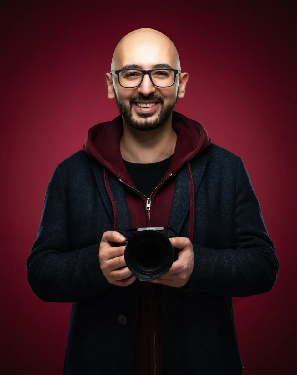 Arsen Stepanian, Experte für emotionales Storytelling und Gründer von ArsMotion, mit Kamera