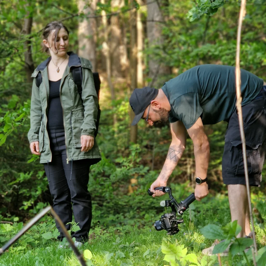 Videograf Arsen Stepanian bei der Kameraarbeit mit einem Gimbal im Wald für den bandha Imagefilm