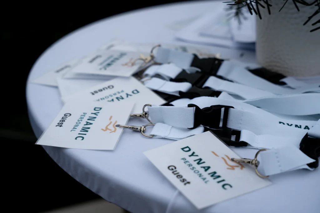 Detailaufnahme von gebrandeten Namensschildern für Dynamic Personal – hochwertige Brand-Visuals und Werbefotografie von ArsMotion.