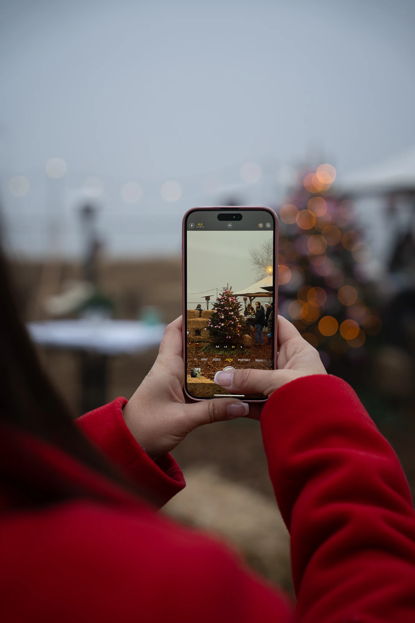 Smartphone-Content-Produktion für Social Media: Hochformat-Videoaufnahme eines weihnachtlichen Motivs für Instagram Reels und TikTok.