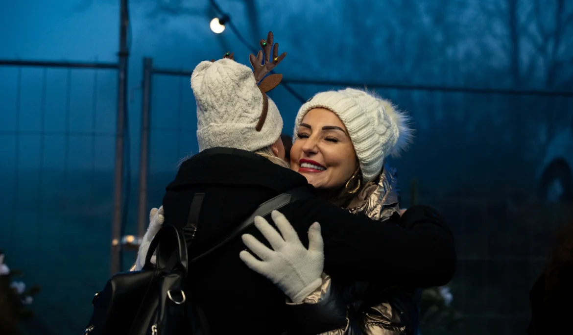 Emotionale Lifestyle-Fotografie: Herzliche Umarmung auf einem Weihnachtsmarkt – atmosphärische Eventmomente von ArsMotion.