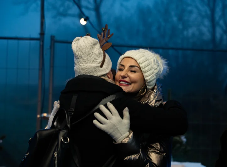 Emotionale Lifestyle-Fotografie: Herzliche Umarmung auf einem Weihnachtsmarkt – atmosphärische Eventmomente von ArsMotion.