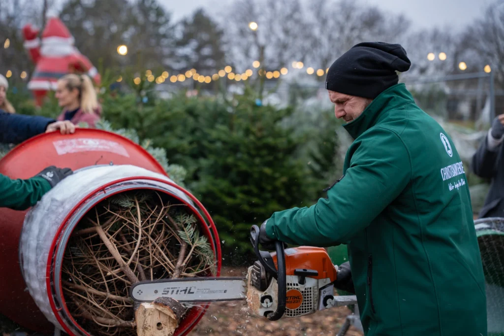 Professionelle Mitarbeiter-Dokumentation: Ein Mitarbeiter bei der Arbeit für den Christbaum Service von Dynamic Personal.