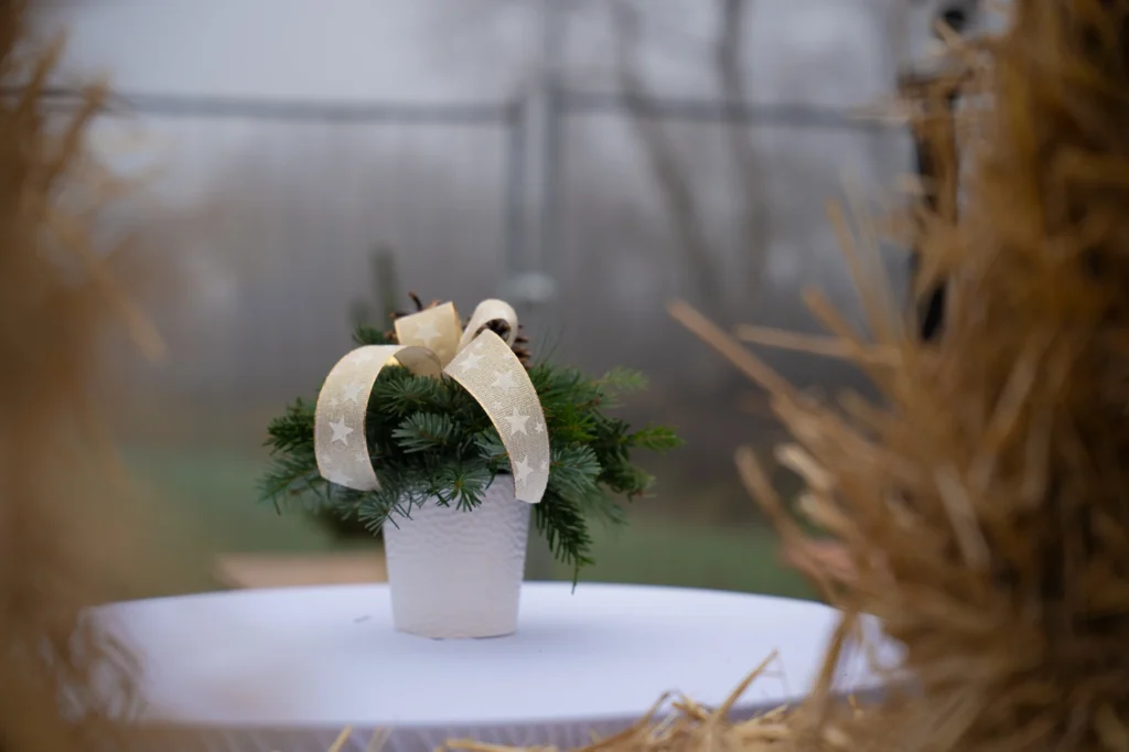 Festliche Event-Dekoration: Detailaufnahme eines Tischgestecks mit Schleife beim Firmenevent von Dynamic Personal in Traiskirchen.