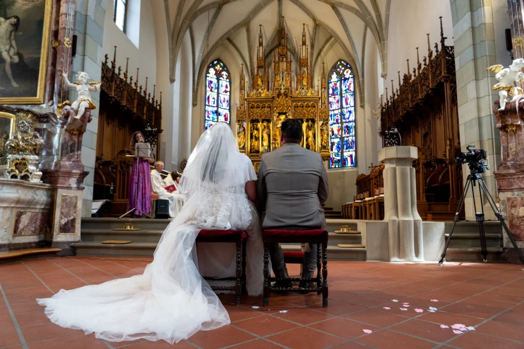 Atmosphärische Hochzeitsfotografie im Allgäu: Das Brautpaar Eileen und Patrick in der beeindruckenden Kulisse ihrer Hochzeitslocation.