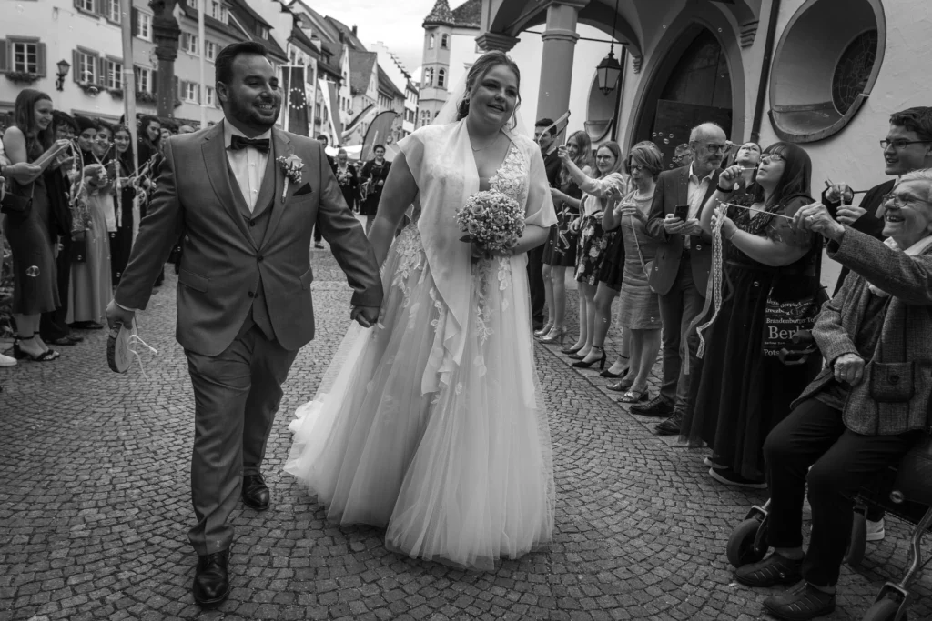 Lebendige Hochzeitsreportage: Dokumentation der Hochzeitsgäste und der herzlichen Stimmung nach der Trauung von Eileen und Patrick.