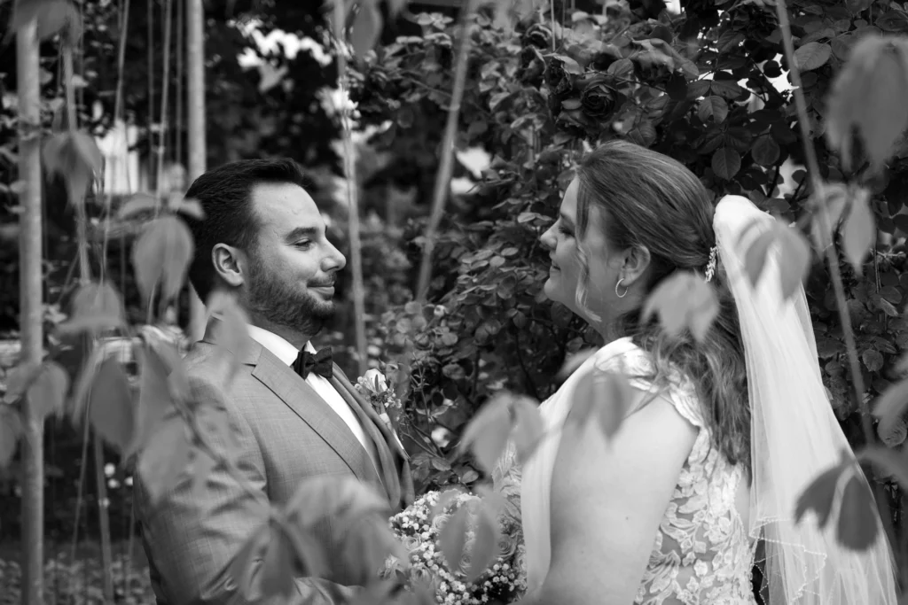 Authentische Hochzeitsfotografie in Wangen im Allgäu: Romantisches Brautpaar-Portrait von Eileen und Patrick an ihrem Hochzeitstag, eingefangen von ArsMotion.