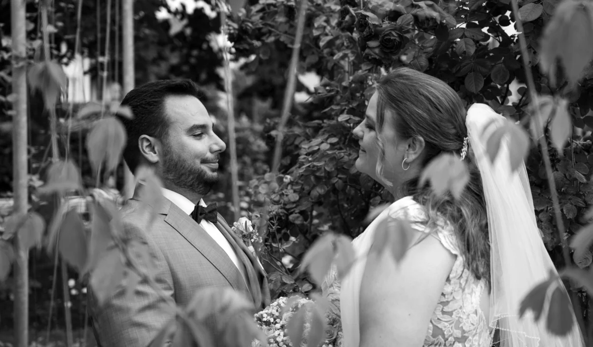 Authentische Hochzeitsfotografie in Wangen im Allgäu: Romantisches Brautpaar-Portrait von Eileen und Patrick an ihrem Hochzeitstag, eingefangen von ArsMotion.