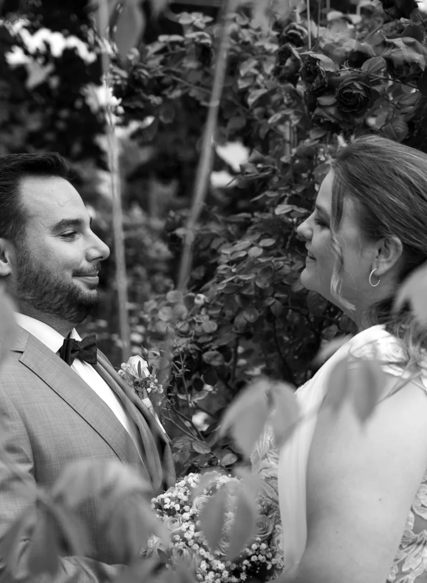 Authentische Hochzeitsfotografie in Wangen im Allgäu: Romantisches Brautpaar-Portrait von Eileen und Patrick an ihrem Hochzeitstag, eingefangen von ArsMotion.