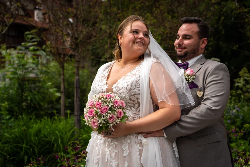 Romantisches Brautpaar-Portrait im Grünen: Eileen und Patrick bei ihrem Shooting in der malerischen Umgebung von Wangen.