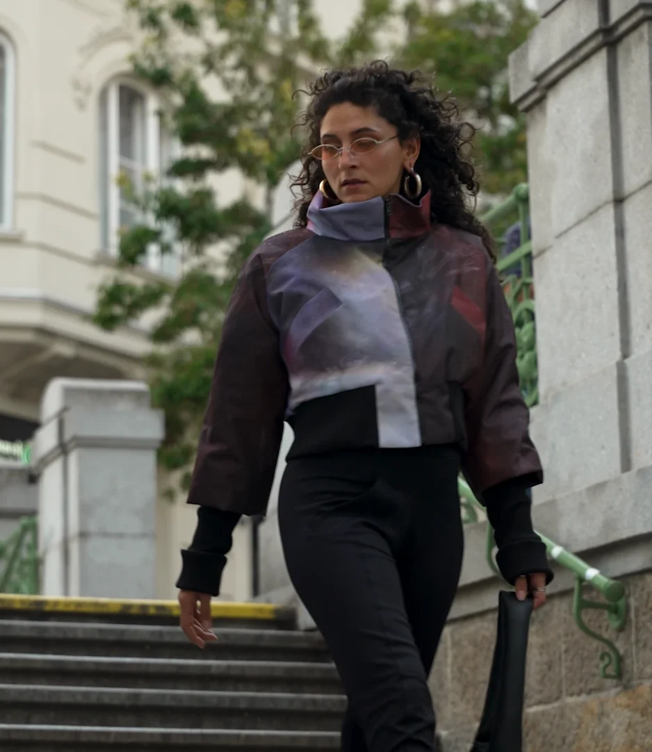 Dynamischer Content für Reels & TikTok: Model in Bewegung bei einem Fashion-Shooting in der Stadt.