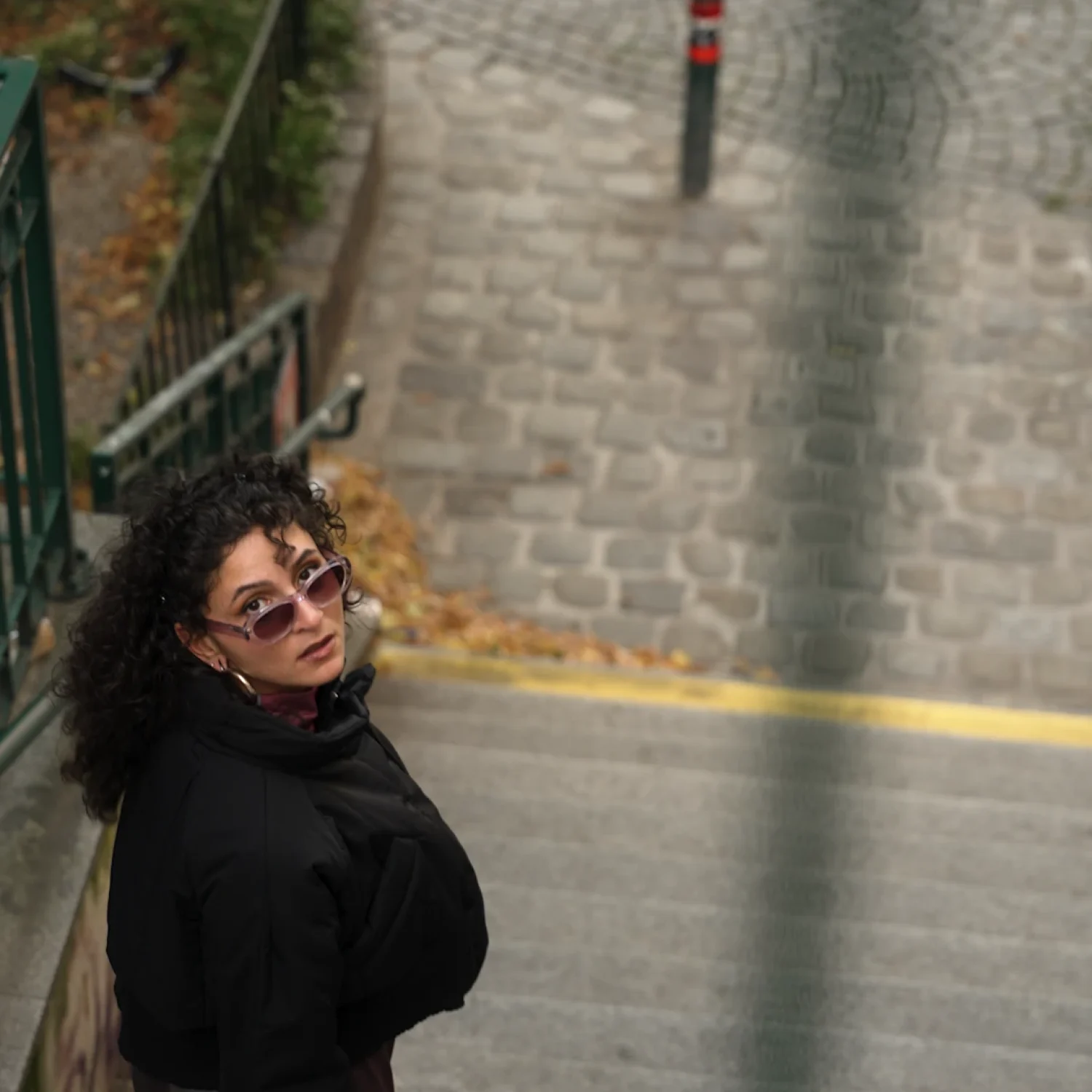 Fashion-Shooting mit Laura Gruener: Authentisches Lifestyle-Portrait auf Steintreppen für Instagram-Content von ArsMotion.