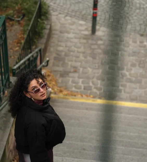 Fashion-Shooting mit Laura Gruener: Authentisches Lifestyle-Portrait auf Steintreppen für Instagram-Content von ArsMotion.