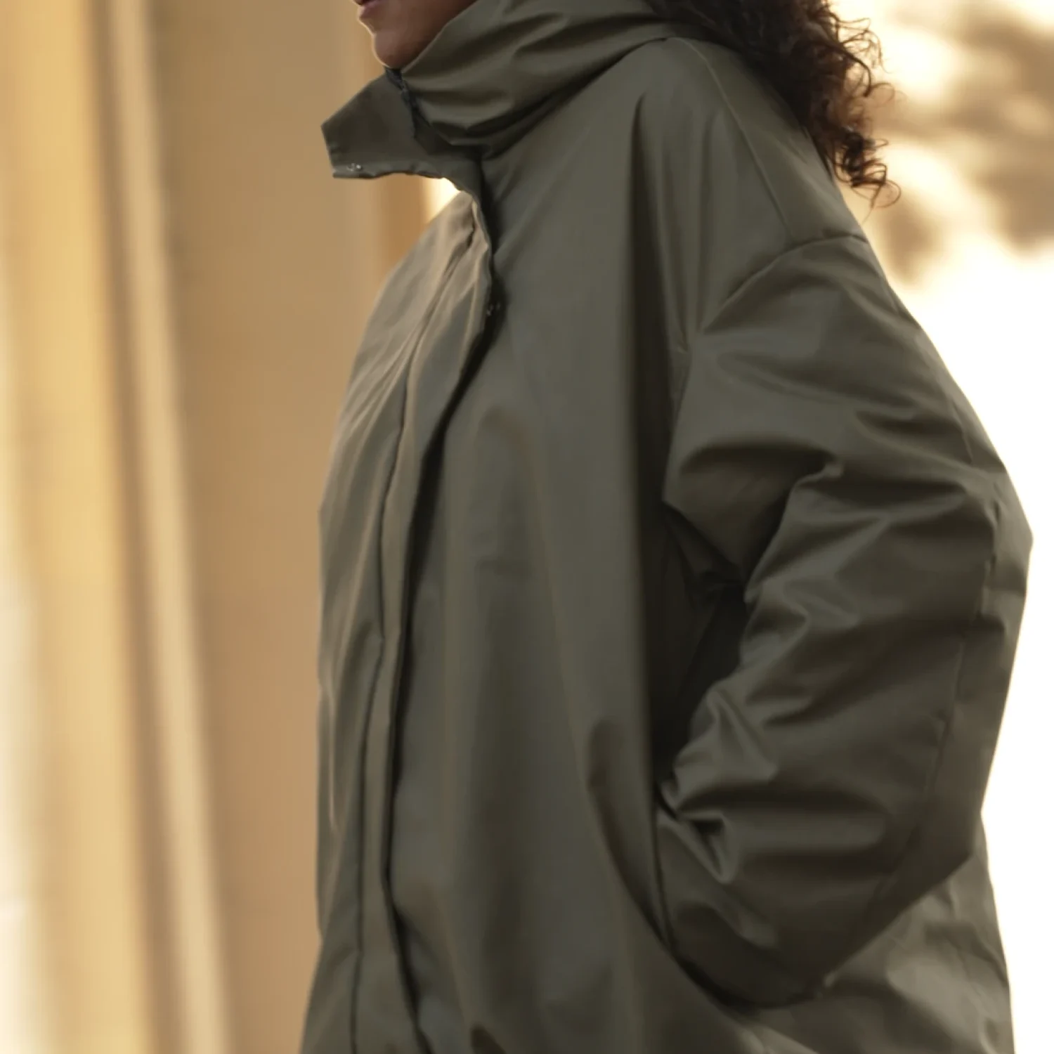 Detailaufnahme eines olivgrünen Oversize Mantels aus der Laura Gruener Naiv Kollektion 2025