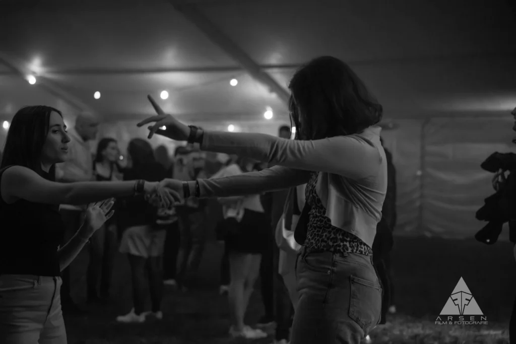Emotionale Schwarz-Weiß Eventfotografie: Ausgelassen tanzende Gäste beim Greenfield Festival 2025