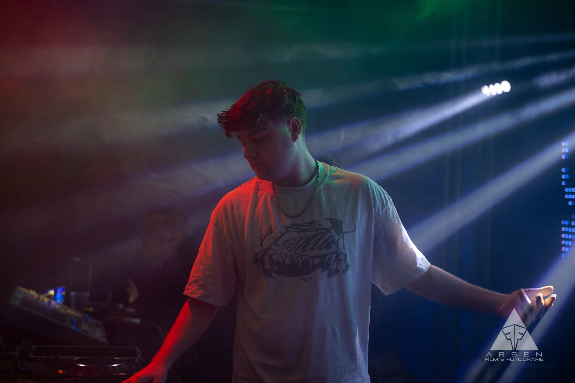 Professionelles Künstler-Portrait von DJ Niklas Dee während seiner Live-Performance beim Greenfield 2025 – dokumentiert von ArsMotion.