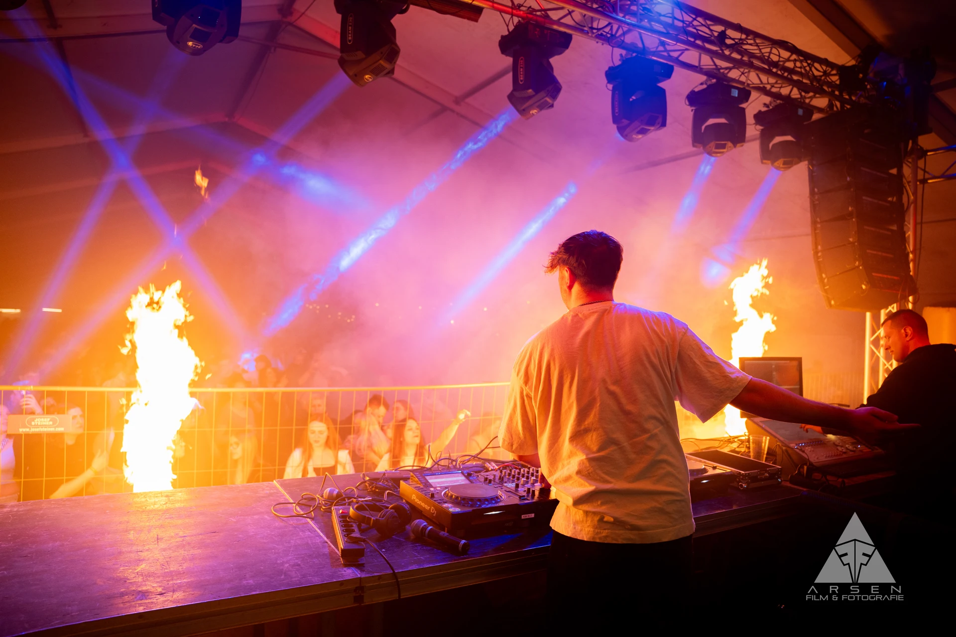 Spektakuläres DJ-Set von Niklas Dee mit Feuershow und Pyrotechnik beim Greenfield Festival – professionelle Eventvideografie von ArsMotion.