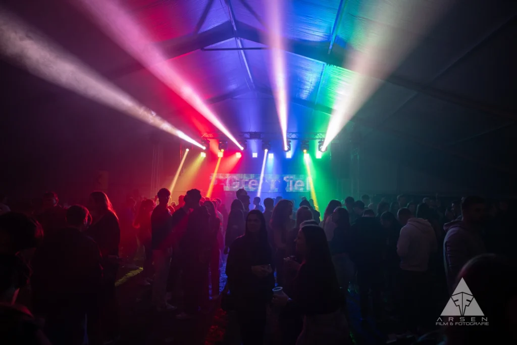 Lichtstimmung und Party-Crowd beim Greenfield 2025 in Kleinhadersdorf – Eventdokumentation