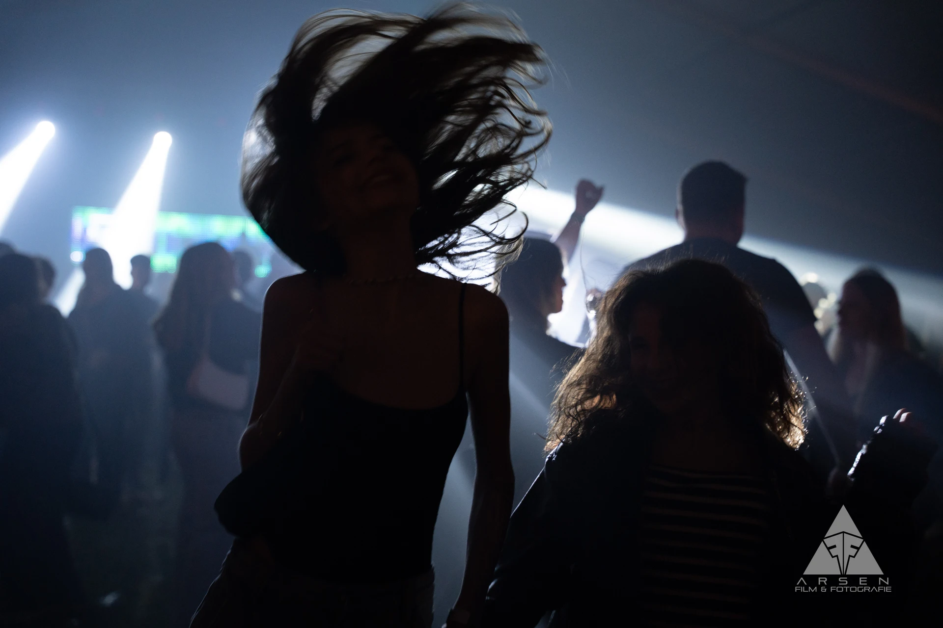 Dynamischer Party-Schnappschuss: Tanzender Gast vor Scheinwerfern beim Greenfield 2025