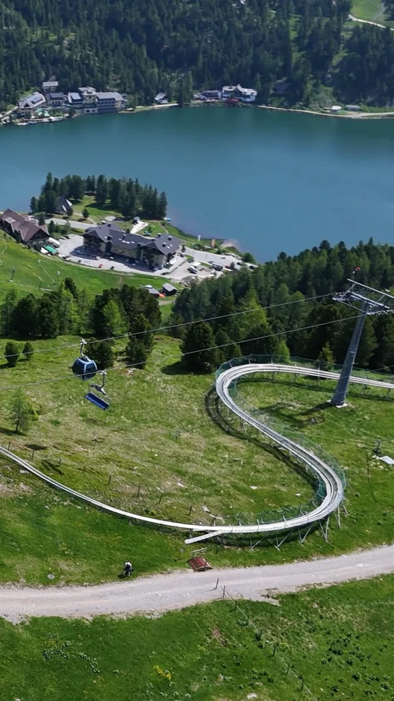 Luftaufnahme der Sommerrodelbahn Nocky Flitzer und der Bergbahn Turracher Höhe – Drohnenfotografie für Tourismus