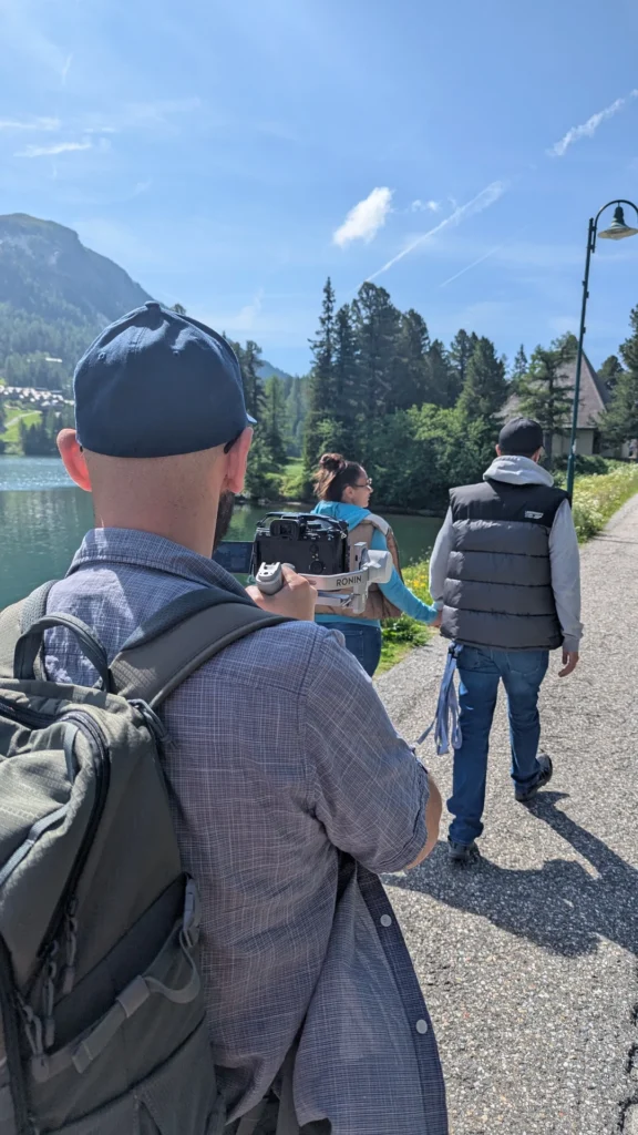 Making-of Lifestyle Video: Videograf filmt ein Paar am Turracher See für die Hotel Kornock Werbekampagne