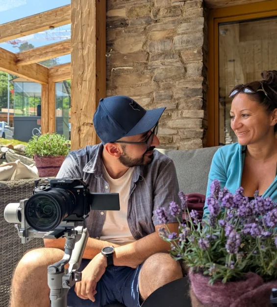 Strategische Content-Planung vor Ort: Arsen Stepanian im Gespräch mit einer Kundin für eine maßgeschneiderte Social-Media-Kampagne.