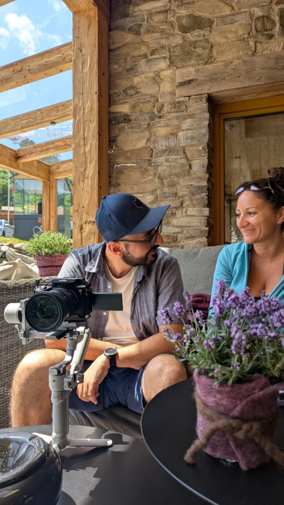 Strategische Content-Planung vor Ort: Arsen Stepanian im Gespräch mit einer Kundin für eine maßgeschneiderte Social-Media-Kampagne.