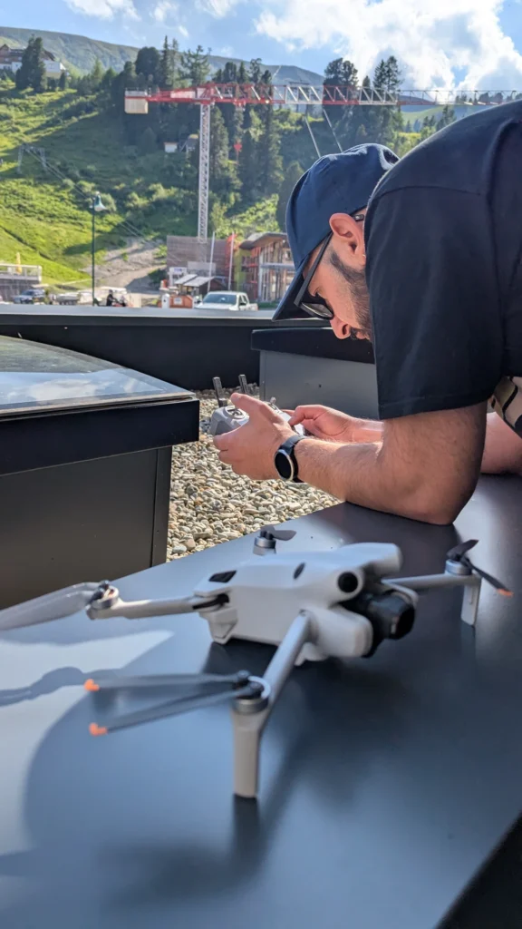 Professioneller Drohnen-Einsatz: Arsen Stepanian steuert Luftaufnahmen für das Hotel Kornock Imagevideo