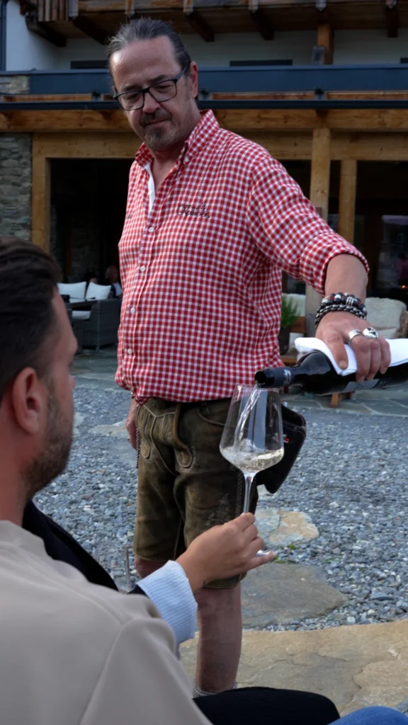 Lifestyle Szene Weinservice im Hotel Kornock auf der Turracher Höhe – Werbevideo Produktion für Tourismus