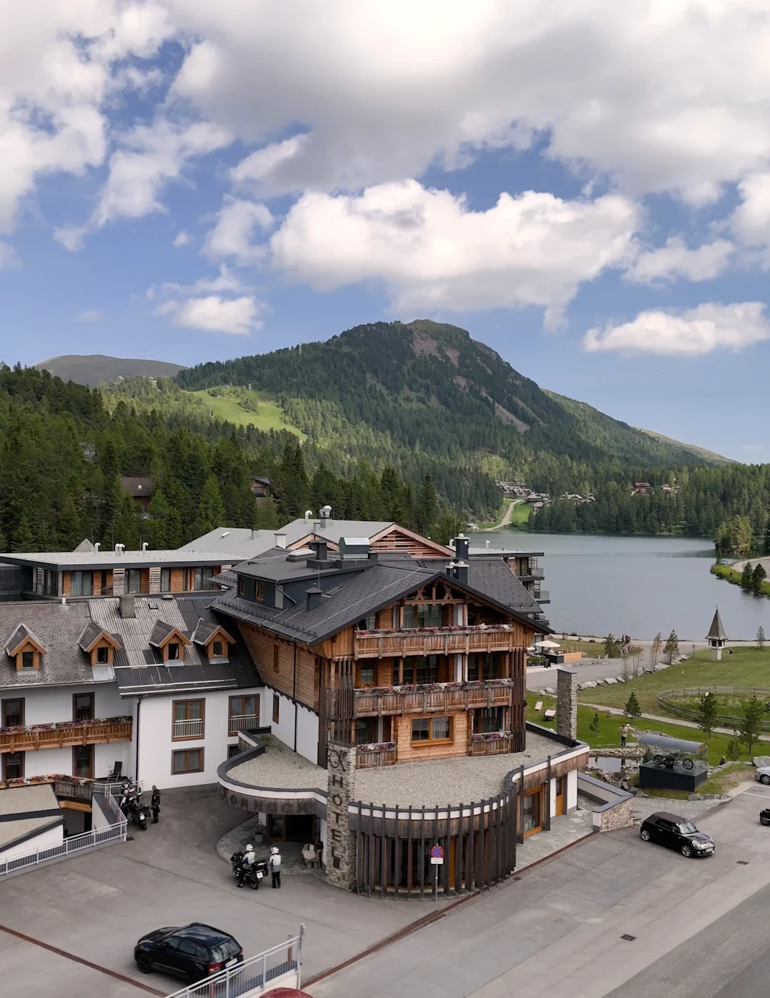 Spektakuläre Luftaufnahme vom Hotel Kornock direkt am Turracher See in der Steiermark – Drohnenvideo von ArsMotion