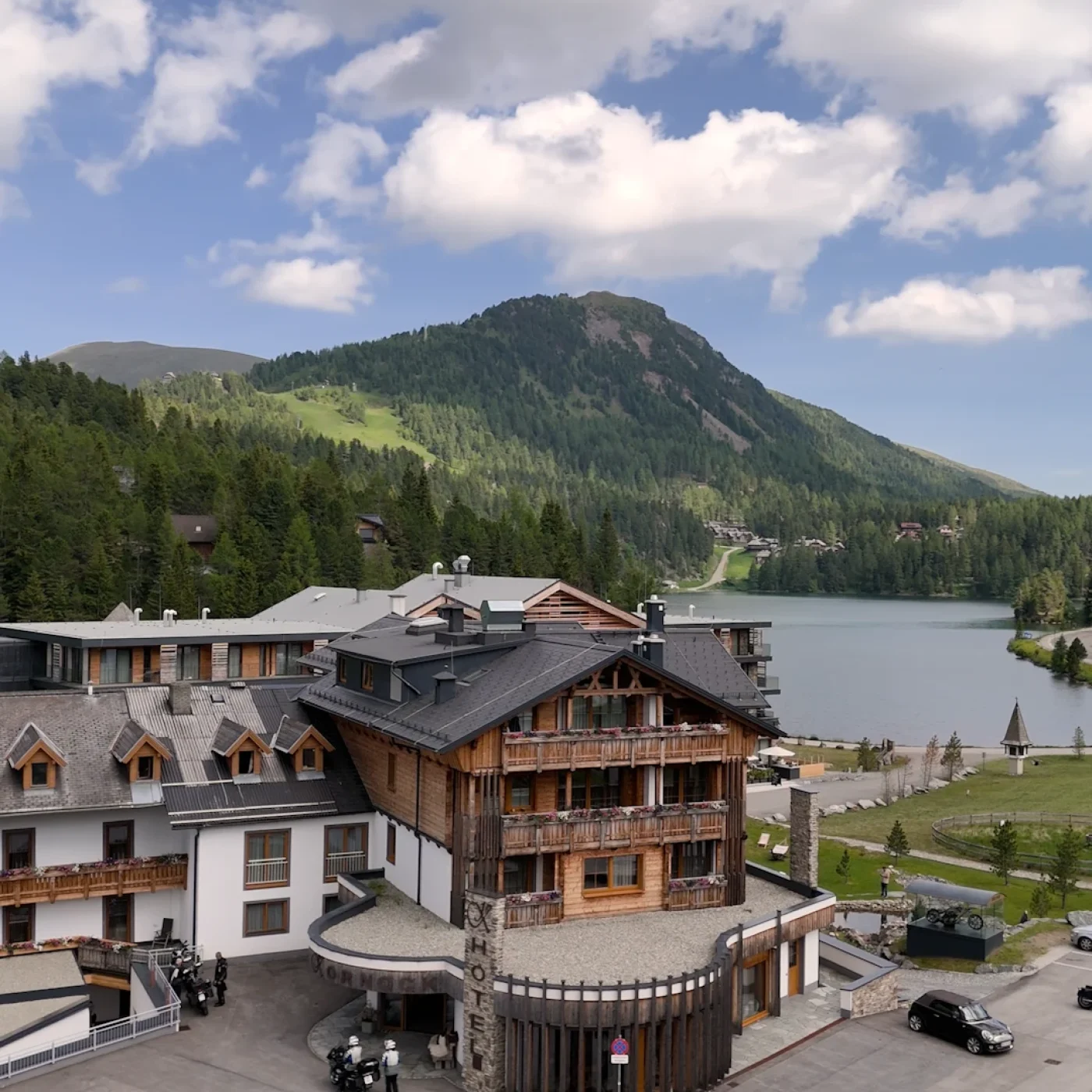 Spektakuläre Luftaufnahme vom Hotel Kornock direkt am Turracher See in der Steiermark – Drohnenvideo von ArsMotion