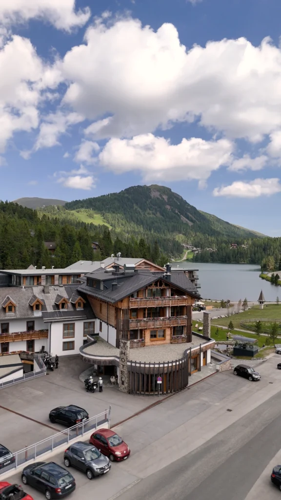 Spektakuläre Luftaufnahme vom Hotel Kornock direkt am Turracher See in der Steiermark – Drohnenvideo von ArsMotion