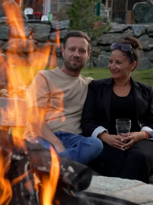 Ein Paar genießt die gemütliche Atmosphäre am Lagerfeuer beim Hotel Kornock auf der Turracher Höhe in der Steiermark
