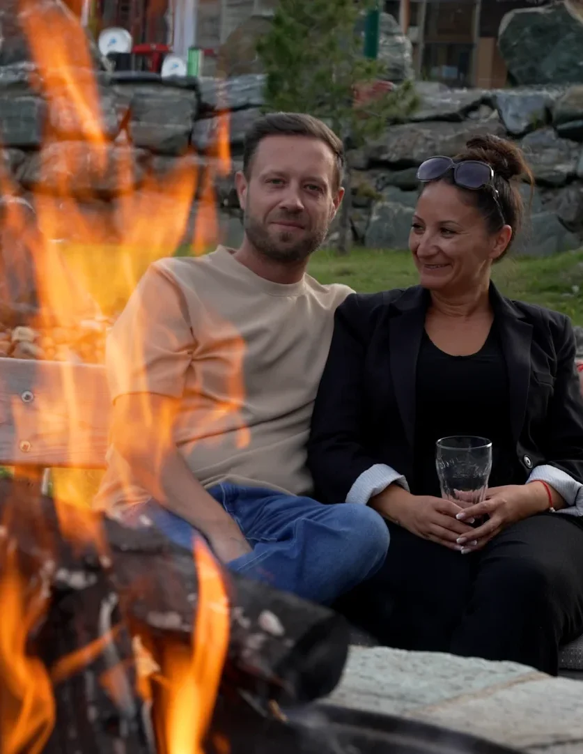 Ein Paar genießt die gemütliche Atmosphäre am Lagerfeuer beim Hotel Kornock auf der Turracher Höhe in der Steiermark