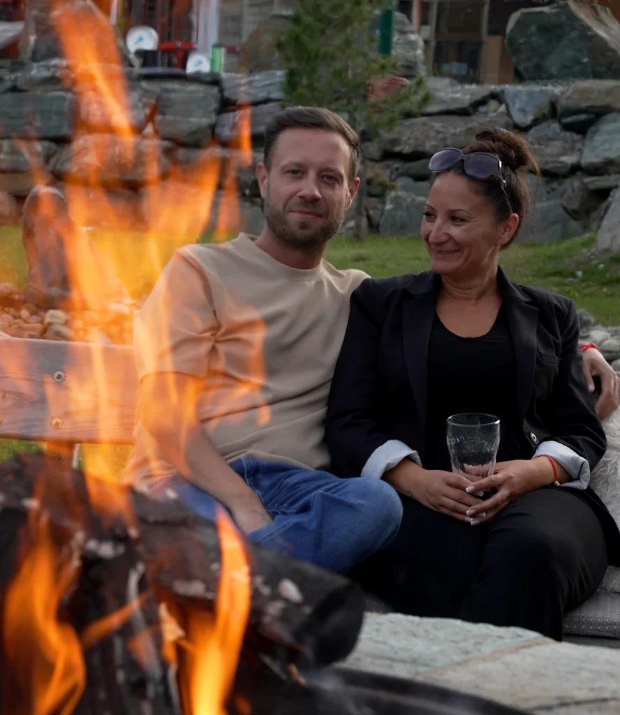 Ein Paar genießt die gemütliche Atmosphäre am Lagerfeuer beim Hotel Kornock auf der Turracher Höhe in der Steiermark