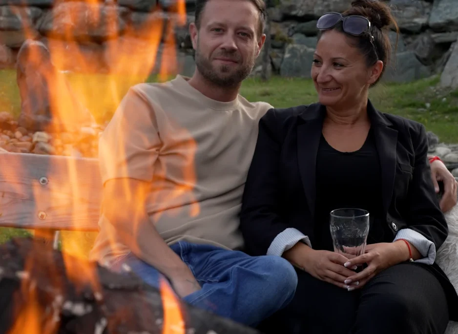 Ein Paar genießt die gemütliche Atmosphäre am Lagerfeuer beim Hotel Kornock auf der Turracher Höhe in der Steiermark