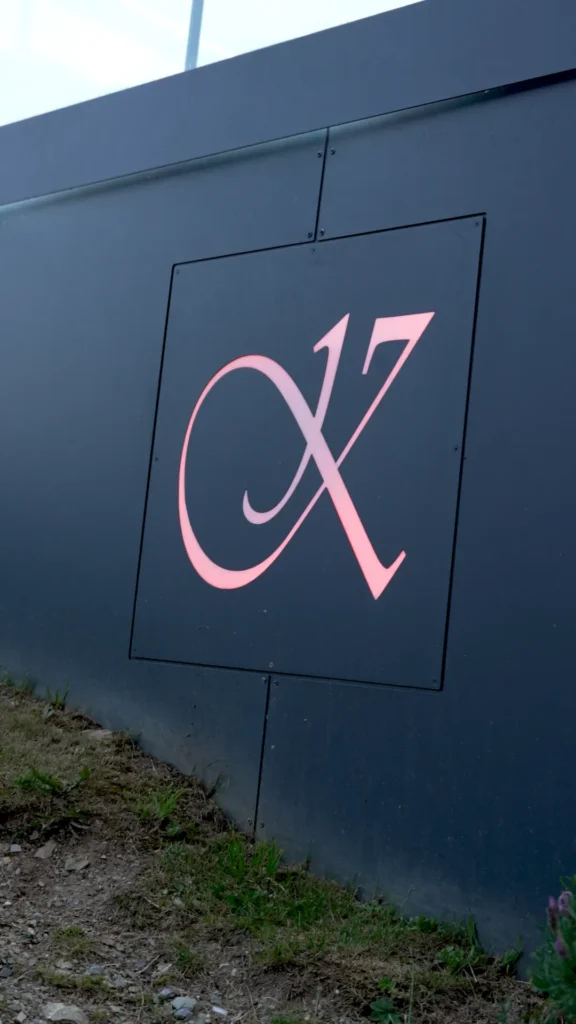 Beleuchtetes K Marken-Logo an der Fassade des Hotel Kornock – Branding und Corporate Design Fotografie