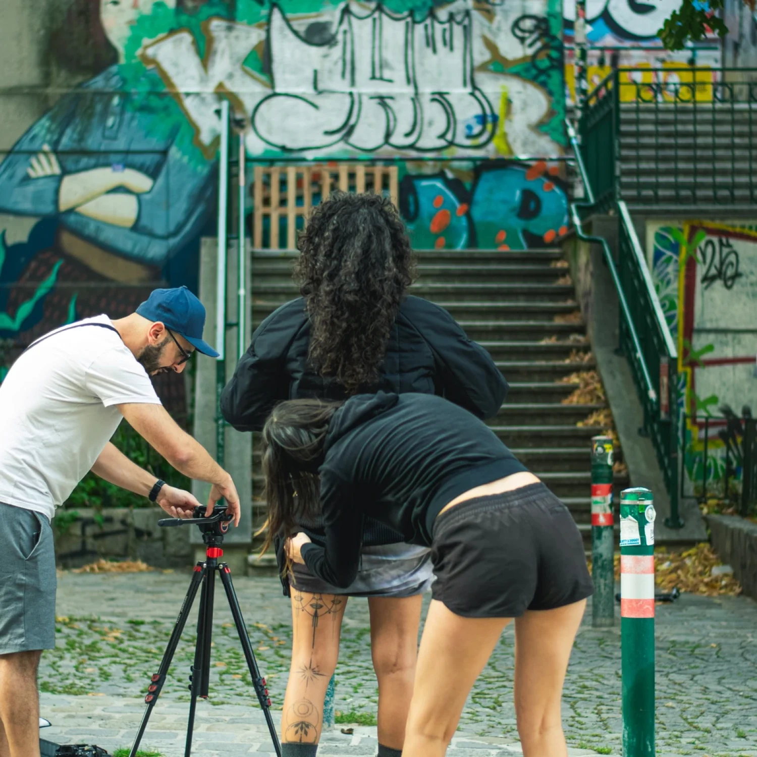 Kamerateam bereitet das Equipment für die Urban Fashion Aufnahmen der Laura Gruener Winter Collection 2025 vor