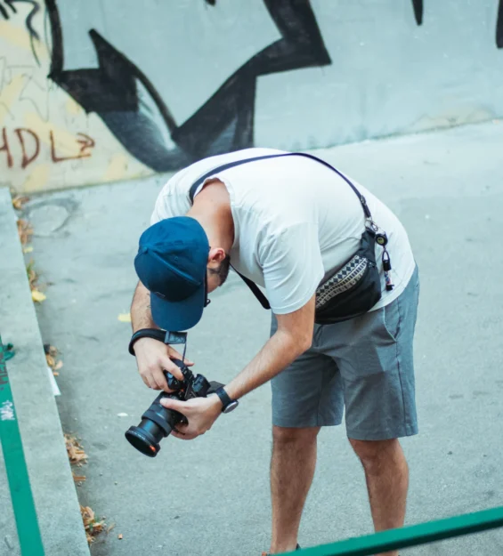 Kreative Perspektiven für Social Media Content: Fotograf Arsen Stepanian bei einem Fashion-Shooting im urbanen Raum.