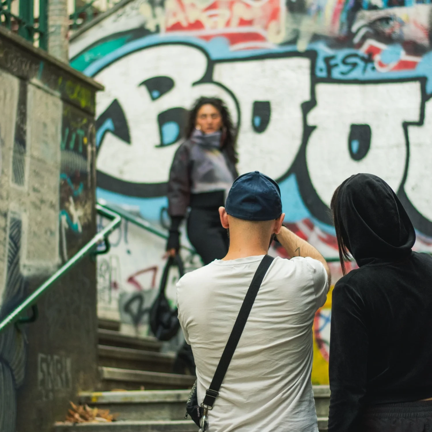 Behind the Scenes Einblick in die Videoproduktion der Laura Gruener Fashion Kampagne auf einer urbanen Stiege in Wien