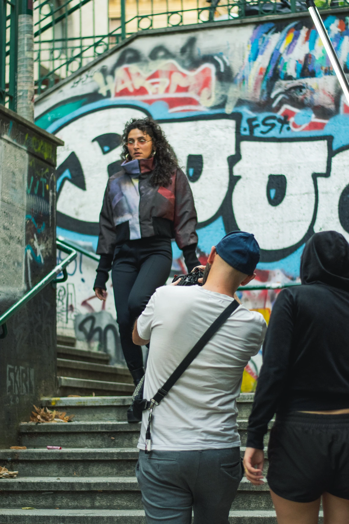 Videoproduktion für Social Ads: Arsen Stepanian filmt für die Modedesignerin Laura Gruener auf urbanen Treppen für eine dynamische Social-Media-Kampagne.