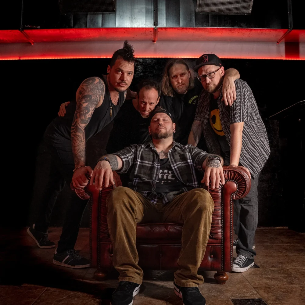 Charakterstarkes Bandfoto der RainbowKissers: Authentisches Musiker-Portrait aus dem Shooting im B10 Hagenberg, fotografiert von ArsMotion.