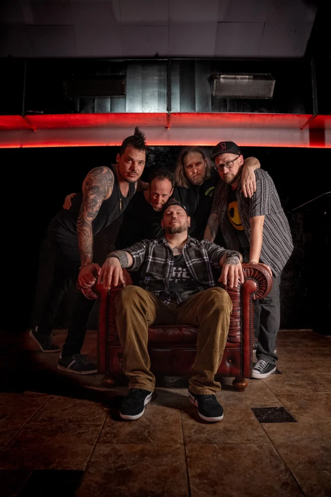 Charakterstarkes Bandfoto der RainbowKissers: Authentisches Musiker-Portrait aus dem Shooting im B10 Hagenberg, fotografiert von ArsMotion.